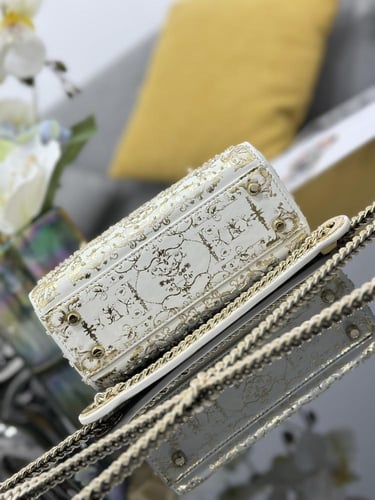 ليدي ديور (ميرور)