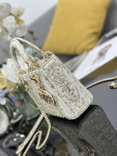 ليدي ديور (ميرور)