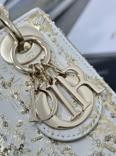 ليدي ديور (ميرور)