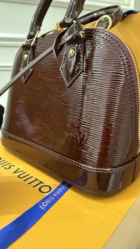 ال في عنابي لامع