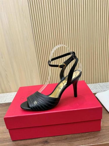 هيلز فالنتينو اسود