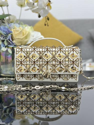 ديور (ميرور)