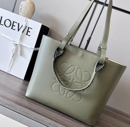 Loewe شنطة