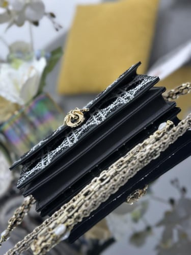 ديور (ميرور)