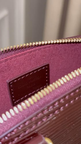 ال في عنابي لامع