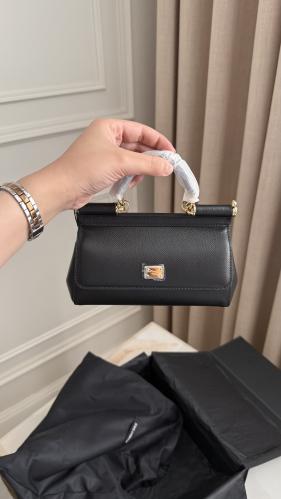 ميني سيسلي اسود