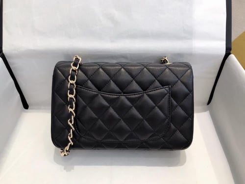 شانيل ميني اسود