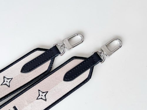 ال في كلوني اسود