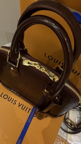 ال في عنابي لامع