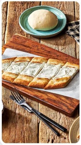 Labneh pies/ Labna Pide / فطائر اللبنه