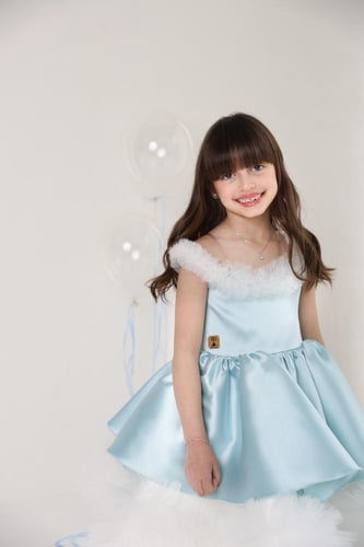 فستان سماوي مع ابيض