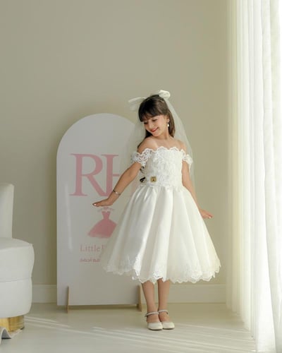 فستان دانتيل ابيض ملكي