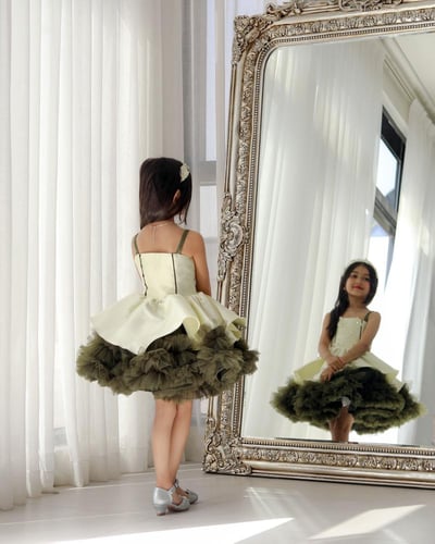 فستان أصفر مع تول أخضر زيتوني