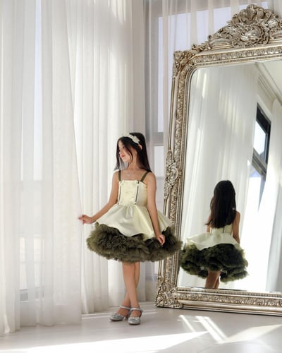 فستان أصفر مع تول أخضر زيتوني