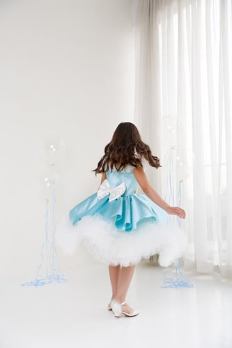فستان سماوي مع ابيض
