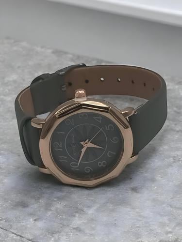 ساعة رجالية أنيقة مع تصميم متين ومقاومة للماء وحزا...