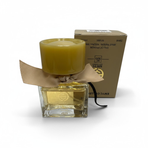 عطر ذو رائحه منعشه وجذابه