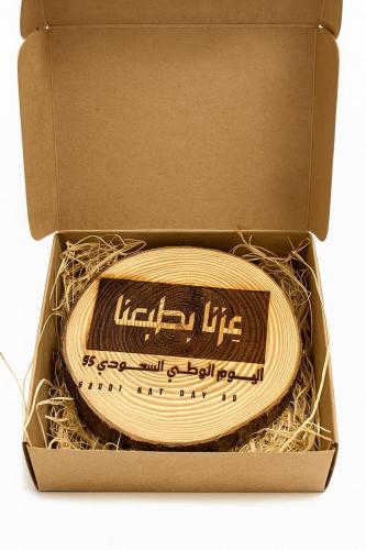 حامل أكواب خشبي منقوش – إصدار اليوم الوطني السعودي