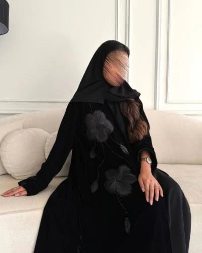 عباية مخمل أسود بزهور بارزة وشك يدوي راقٍ