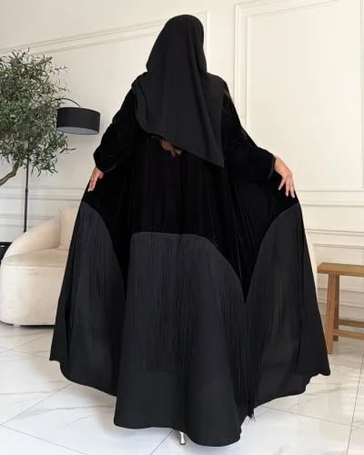 عباية مخمل وكريب واقف أسود بلمسات الهدب المنسدل