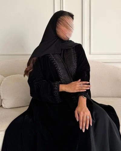 عباية مخمل أسود بتطريز كسرات فنية وشك يدوي مميز