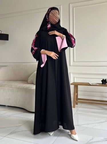 عباية ستريت سوداء كريب ناعم بتطريز وردي