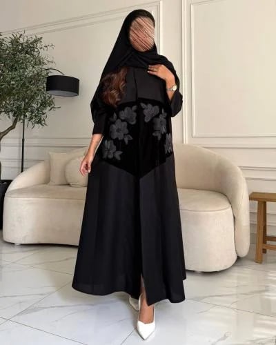 عباية كريب واقف ومخمل أسود بشك يدوي ورد الأورجانزا وخرز أسود