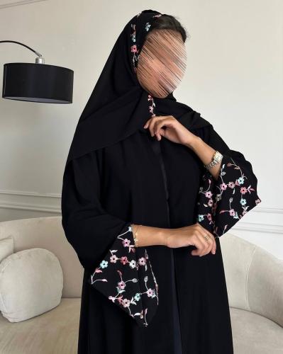 عباية ستريت سوداء كريب ناعم بكلفة تطريز