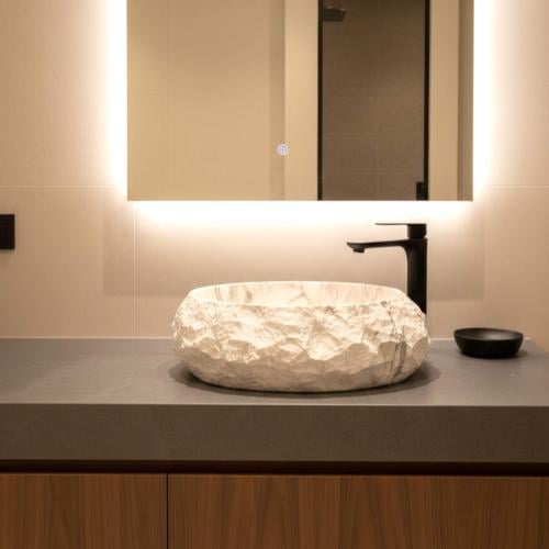 حوض مغسلة خارجي ابيض بلسمة سواداء خفيفة 50X40