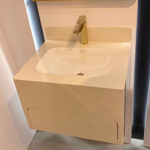 مغسلة ديكور كوريان مع درج قص ليزر 50x60 سكري