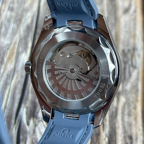 ساعة أوميغا سي ماستر رابر الأزرق الفاتح الرجالية