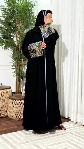 عباية سوداء نص كلوش كتان بتفصيل بنفسجي وكلفة أكمام