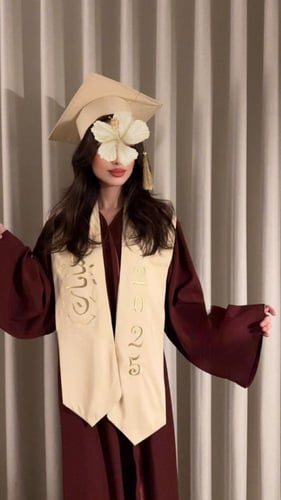 عباية تخرج برغندي 2026