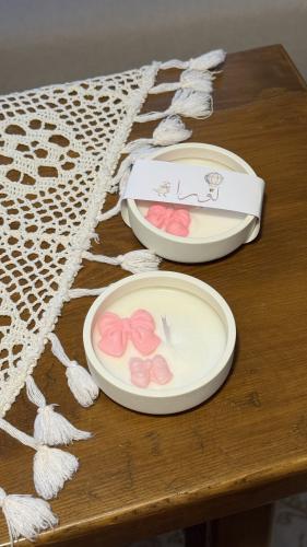12 bow-shaped candles