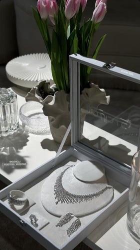 علبة مجوهرات شفافة مع الكتابه