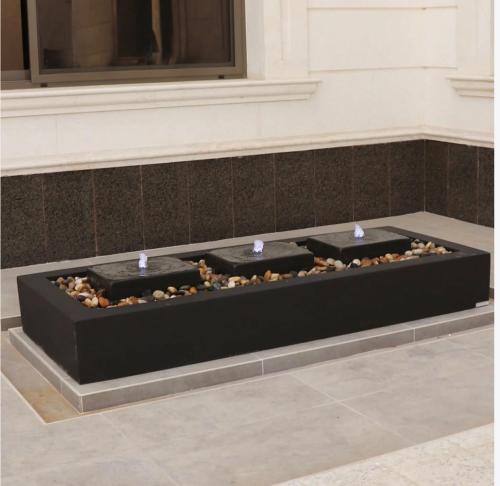 نافورة منزليه | مائية بتصميم عصري محاطة بحجارة طبي...