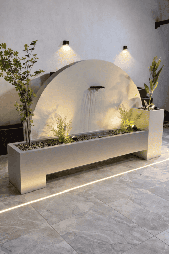 شلال جداري قوسي فاخر مع أحواض زرع وإضاءة أرضية – ت...