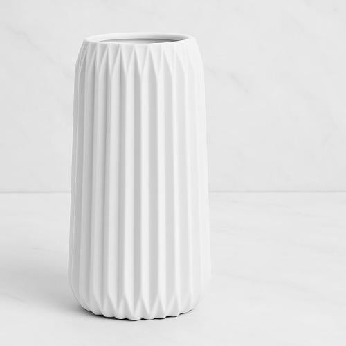 مزهرية سيراميك بيضاء بنمط مثلثي لتنسيق أغصان البام...