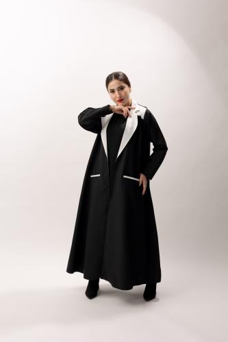 A012 - عباية باللون الأسود الأنيق تتميز بجيوب بيضا...