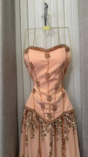 فستان سهرة مشمش ناعم