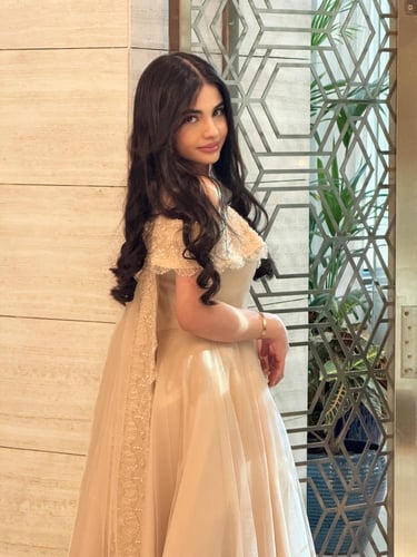 فستان بورغندي أنيق بتفاصيل فراشات ساحرة، مثالي للم...