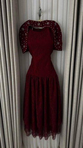 فستان سهرة دانتيل عنابي