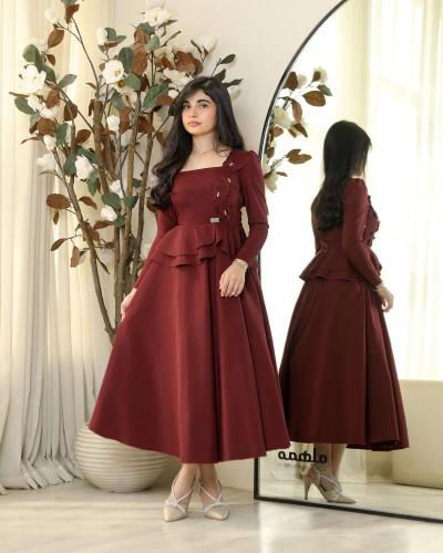 فستان بورغندي انيق بـ تفاصيل فراشات