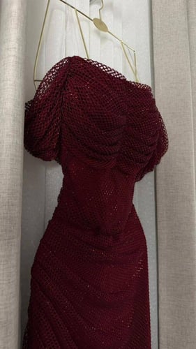 فستان سهرة عنابي شباك