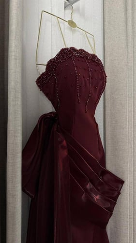 فستان سهرة عنابي كورسيه بتطريز لؤلؤ