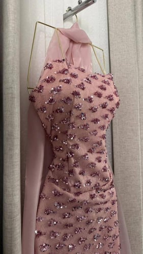 فستان سهرة وردي مطرز