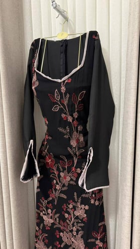 فستان سهرة أسود طويل مطرز