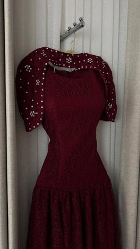 فستان سهرة دانتيل عنابي