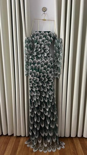 فستان سهرة زمردي فاخر بتطريز