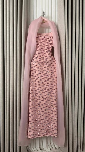 فستان سهرة وردي مطرز